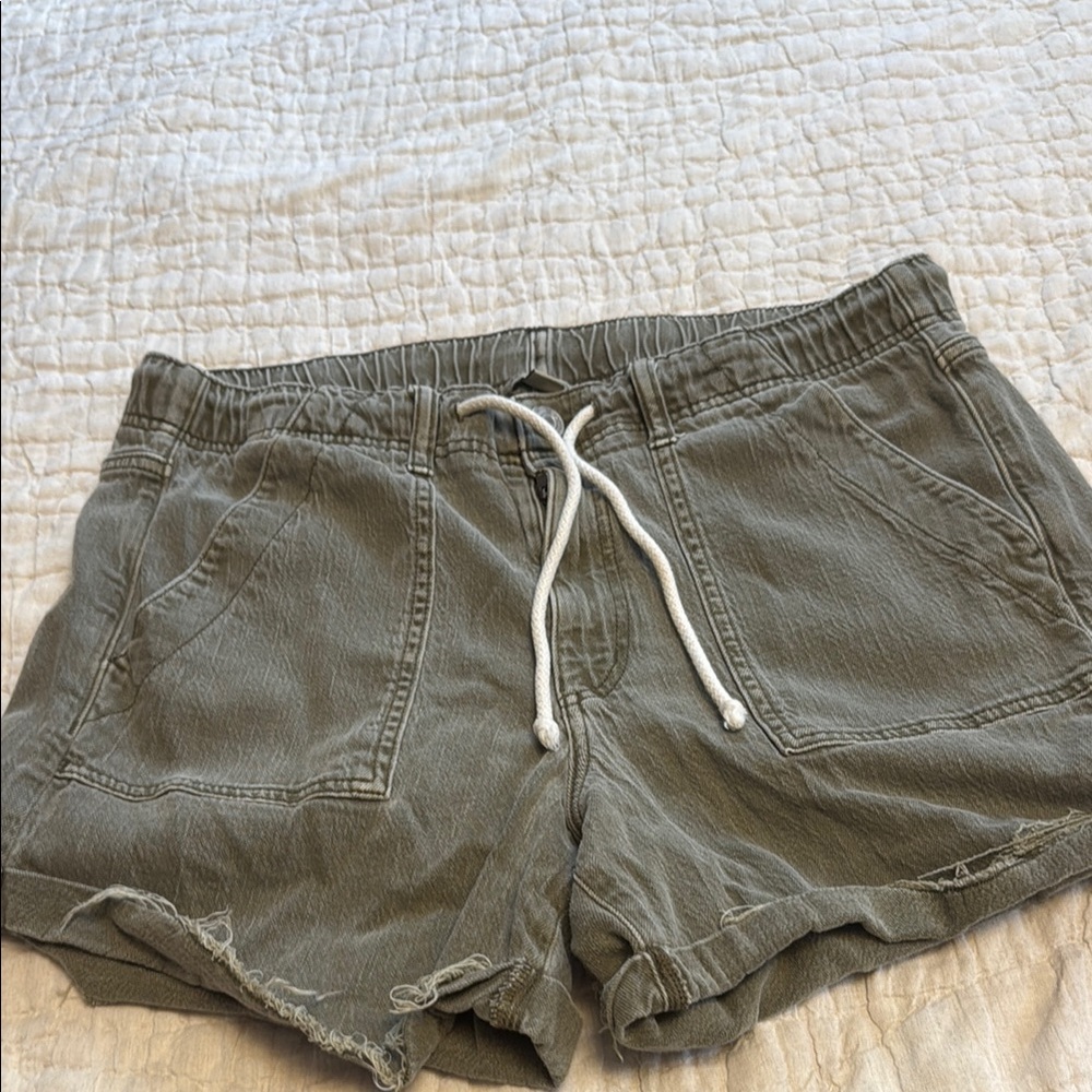 American Eagle Outfitters Khaki Cargo Shorts